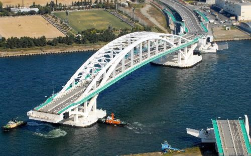 Osaka Yumemai Bridge(Floating movable bridge)